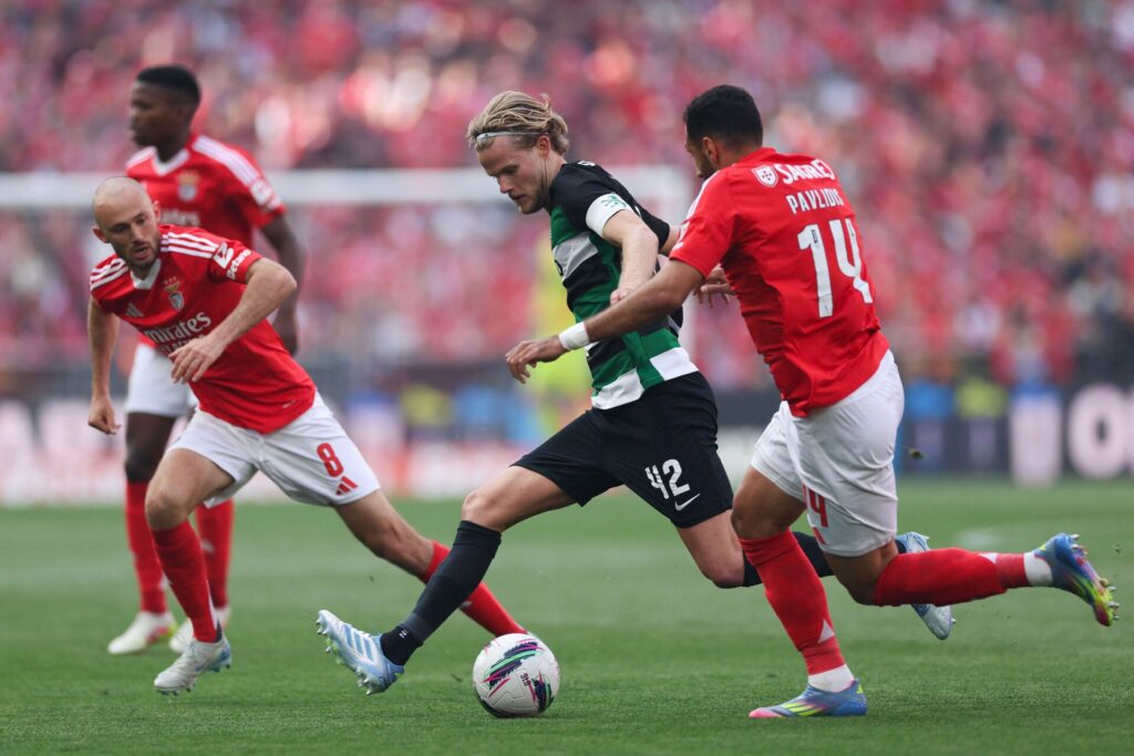 Morten Hjulmand løber med bolden.