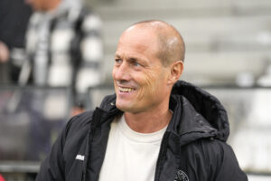 U221-landstræner Steffen Højer smiler.