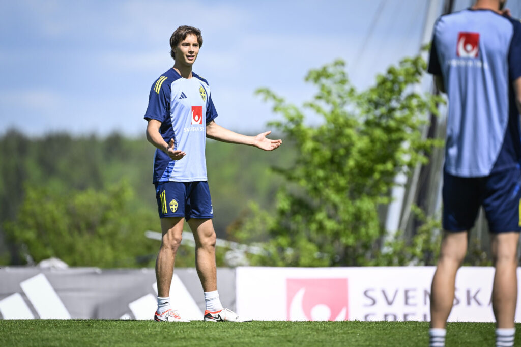 John Mellberg slår ud med armene.