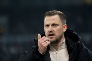 Jacob Neestrup på sidelinjen under en F.C. København kamp.