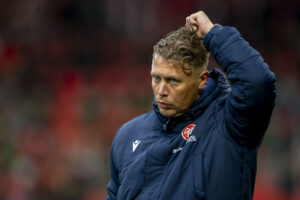 Menno van Dam tager sig til håret