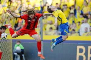 Mads Bech og Mathias Kvistgaarden i duel på Brøndby Stadion.
