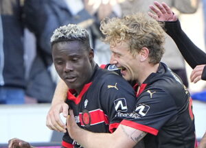 Oliver Sørensen og Franculino i omfavnelse