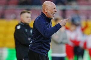 Uwe Rösler råber ad sine AGF-spillere.