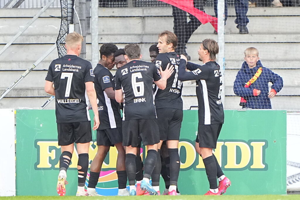 FC Nordsjælland-spillerne jubler.