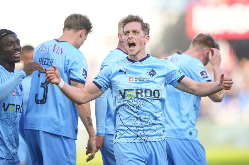 Simen Nordli fejrer et mål for Randers FC.