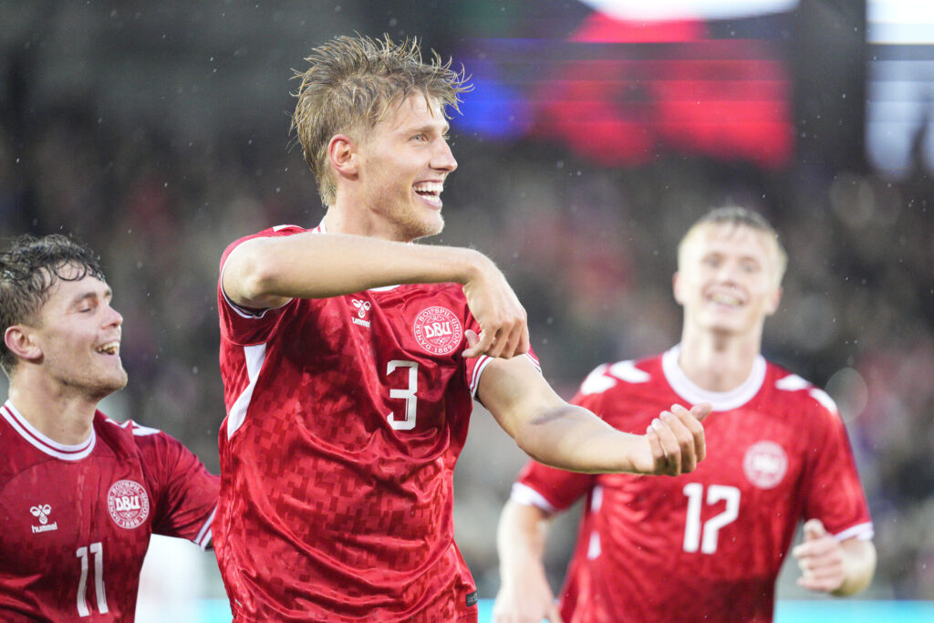 Thomas 'TK' Kristensen fejrer en scoring for det danske U21-landshold.