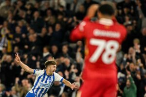 Brighton-spiller jubler efter mål mod Liverpool.