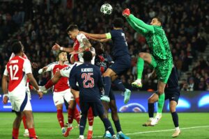 Gianluigi Donnarumma ude for at bokse bolden væk mod Arsenal.