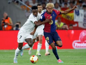 Vinicius Junior og Lamine Yamal i duel.