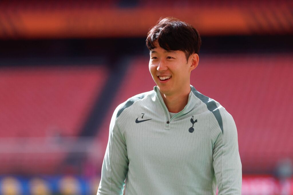 Heung-Min Son smiler under en træning hos tottenham hotspur