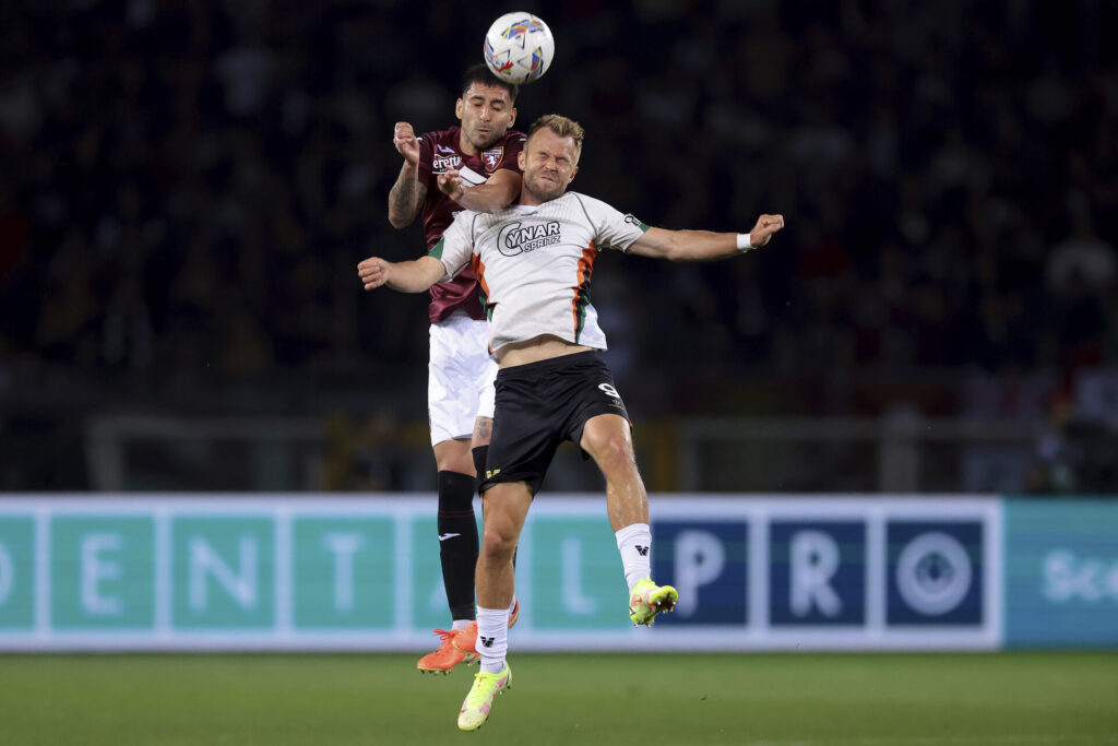 Christian Gytkjær i en duel med en Torino-spiller.