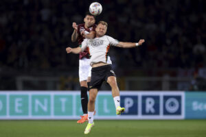 Christian Gytkjær i en duel med en Torino-spiller.