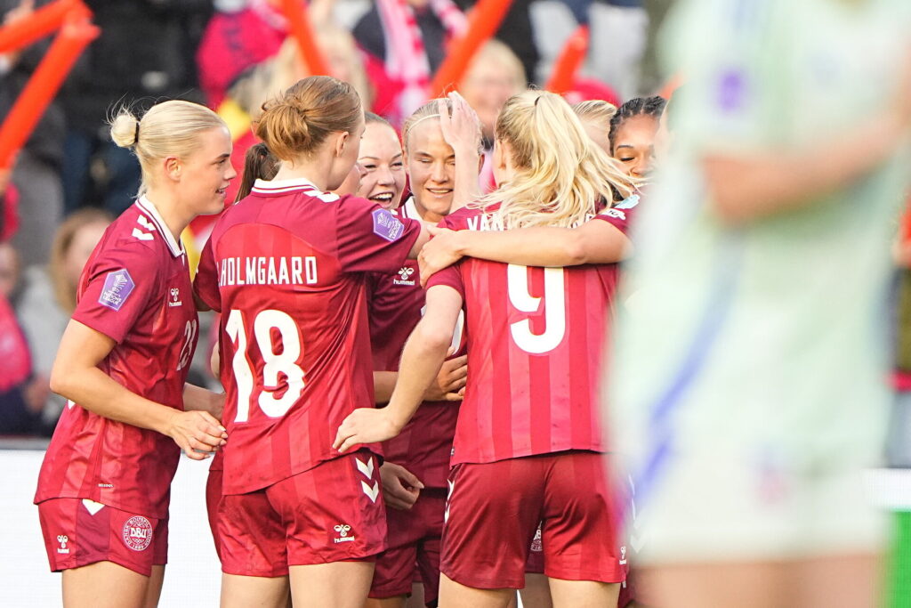 Pernille Harder tiljubles efter scoring for Danmark mod Wales.