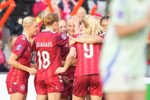 Pernille Harder tiljubles efter scoring for Danmark mod Wales.