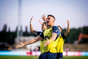 Royal Union spiller jubler over scoring.