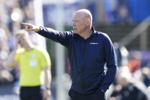 Uwe Rösler peger ud mod banen.