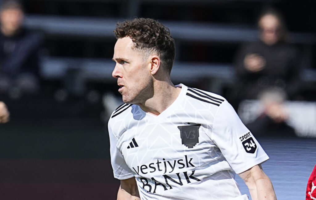 Vejles Anders K. Jacobsen og Hvidovres Christian Jakobsen under superligakampen mellem Hvidovre IF og Vejle Boldklub på Pro Ventilation Arena i Hvidovre søndag den 21. april 2024