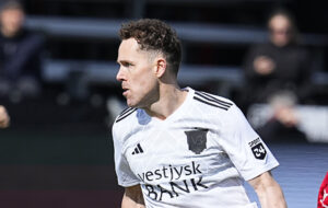 Vejles Anders K. Jacobsen og Hvidovres Christian Jakobsen under superligakampen mellem Hvidovre IF og Vejle Boldklub på Pro Ventilation Arena i Hvidovre søndag den 21. april 2024