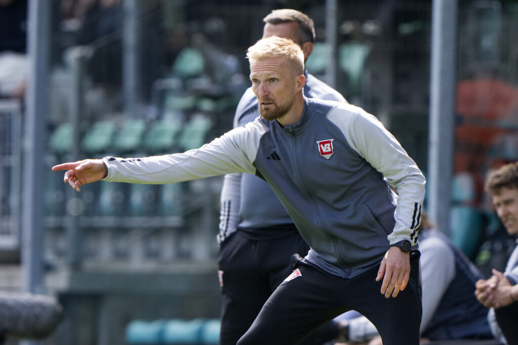 Steffen Kielstrup dirigerer sine spillere i Vejle Boldklub.