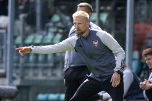 Steffen Kielstrup dirigerer sine spillere i Vejle Boldklub.