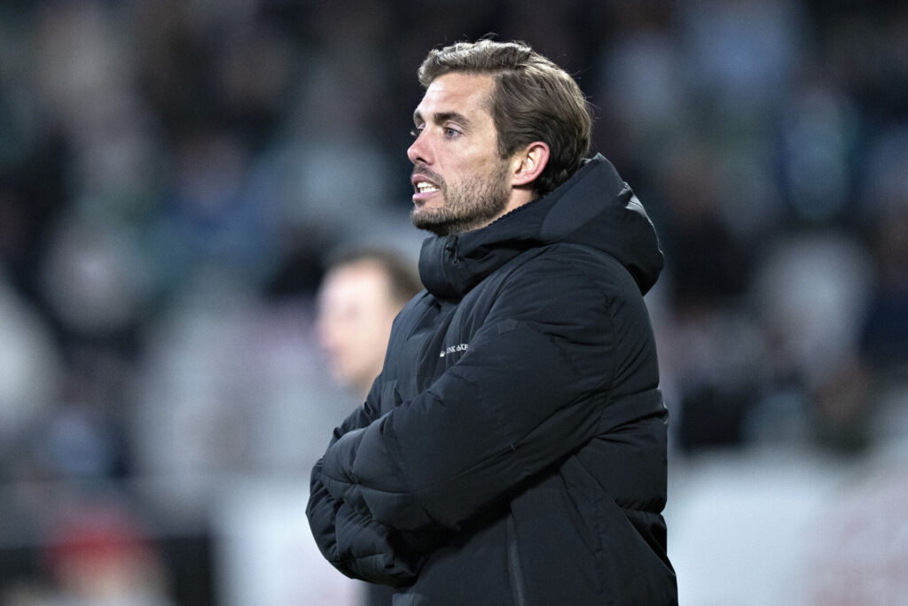 Poulsen med armene over kors