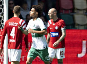 Viborgs Yonis Njoh har udlignet til 1-1 i 3F Superligakampen mellem Silkeborg IF og Viborg FF