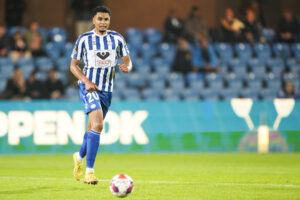 Yacine Bourhane med bolden for sine fødder.