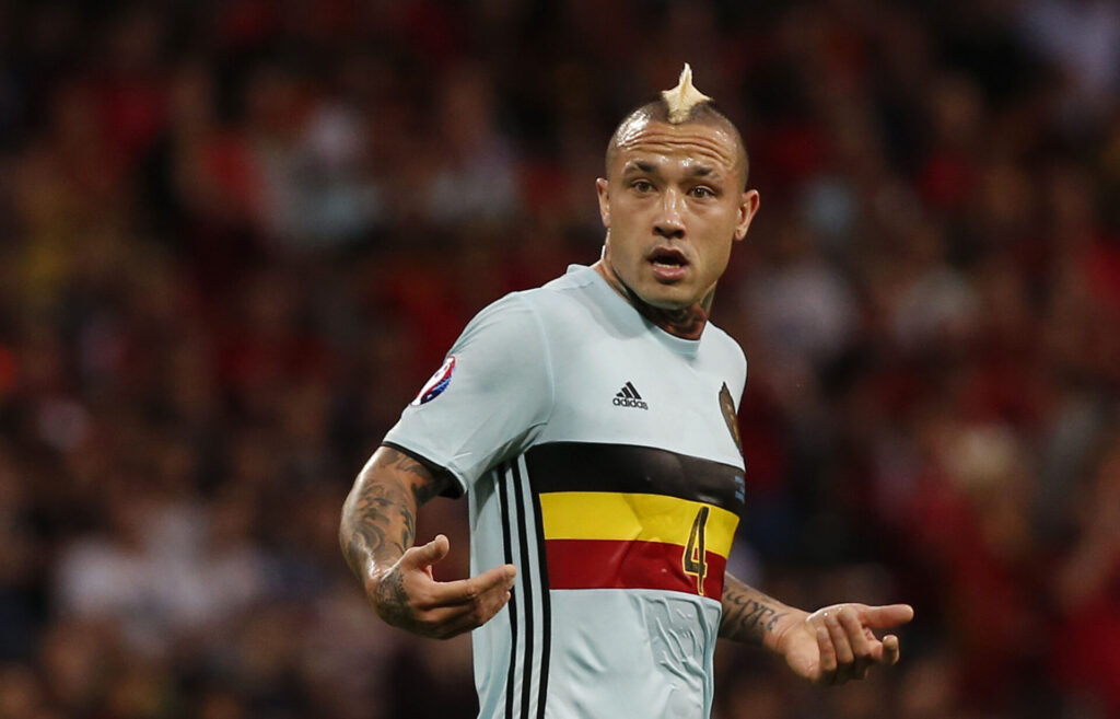 Radja Nainggolan slår ud med armene.