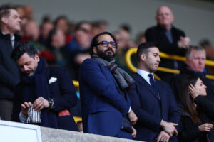 Victor Orta på tribunen under en kamp.