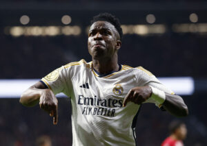 Vinicius Junior peger nedad i kampen mod Ateltico Madrid.