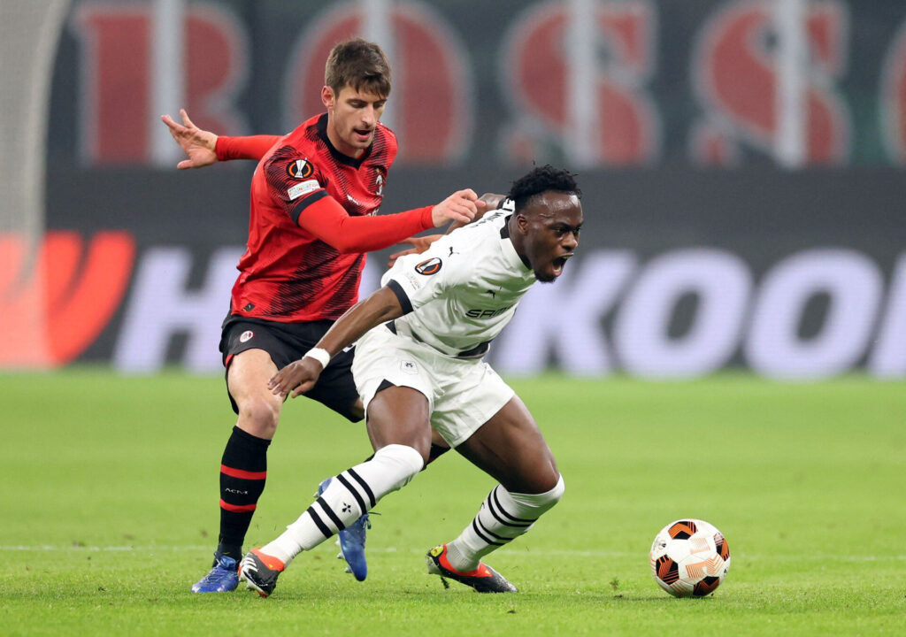 Arnaud Kalimuendo forsøger at fastholde bolden.