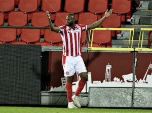 AaB's Oumar Diakhité slår ud med armene.