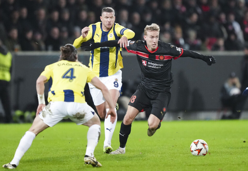 Edin Dzeko i aktion for Fenerbahce mod FC MIdtjyllands adam buksa.