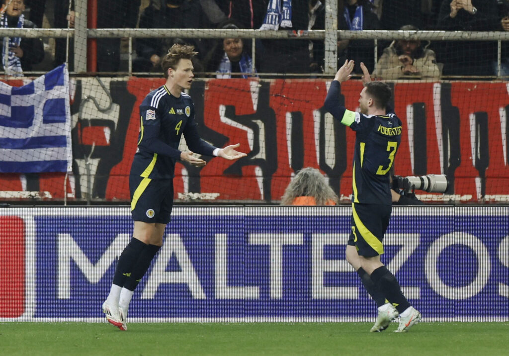 Scott McTominay og Andy Robertson fejrer skotsk scoring.