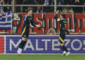 Scott McTominay og Andy Robertson fejrer skotsk scoring.