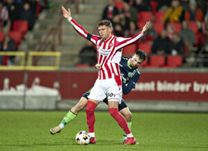 Kasper Jørgensen slår ud med armene.