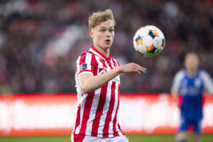 Kasper Davidsen med øjnene på fodbolden.