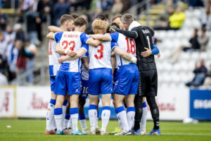 OB-spillerne i rundkreds.