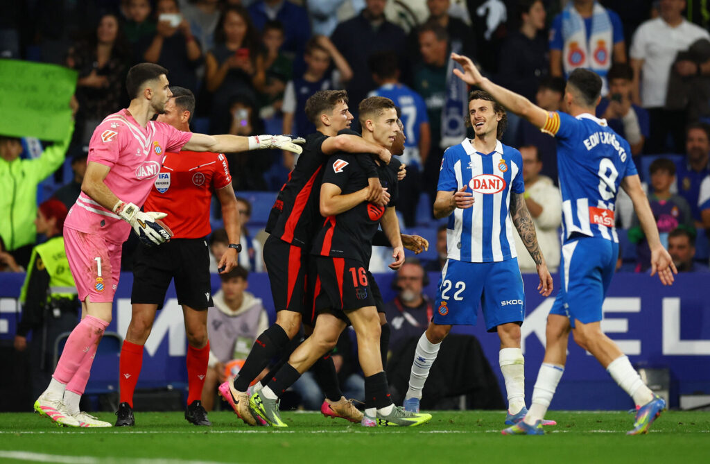 Espanyols Joan Garcia i aktion mod sin kommende arbejdsgiver FC Barcelona.