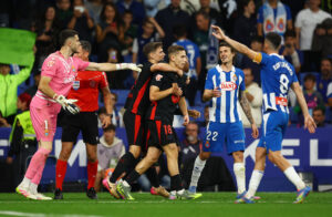 Espanyols Joan Garcia i aktion mod sin kommende arbejdsgiver FC Barcelona.