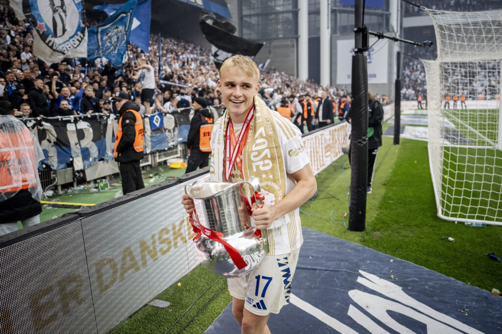 Victor Froholdt med Superliga-pokalen i hånden.