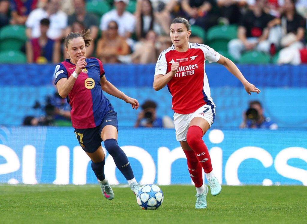 Arsenal og FC BArcelonas kvinder i kamp.