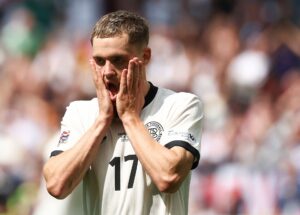 Florian Wirtz tager sig til ansigtet med åben mund.