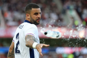 Kyle Walker kaster en vandflaske.