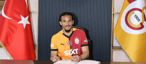 Leroy Sané underskriver sin kontrakt med Galatasaray