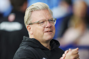 Lars Friis giver håndslag.