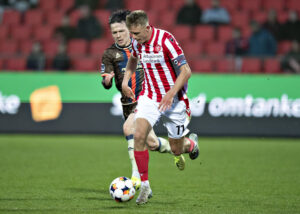 Mathias Jørgensen dribler.