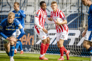 Mathias Jørgensen med bolden under armen i en kamp for AaB.
