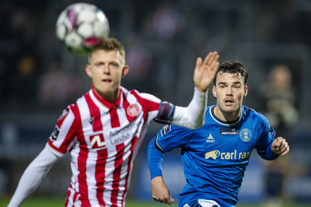 Lucas Lissens med øjnene rettet mod bolden.